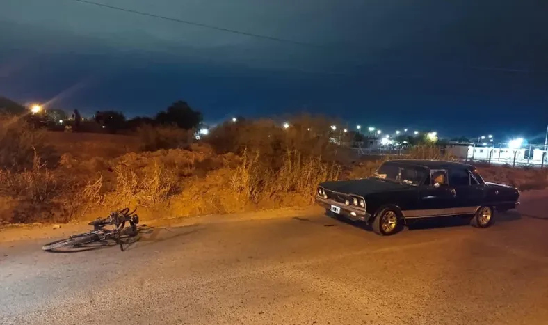 Un menor en bicicleta fue atropellado por un auto antiguo y terminó hospitalizado