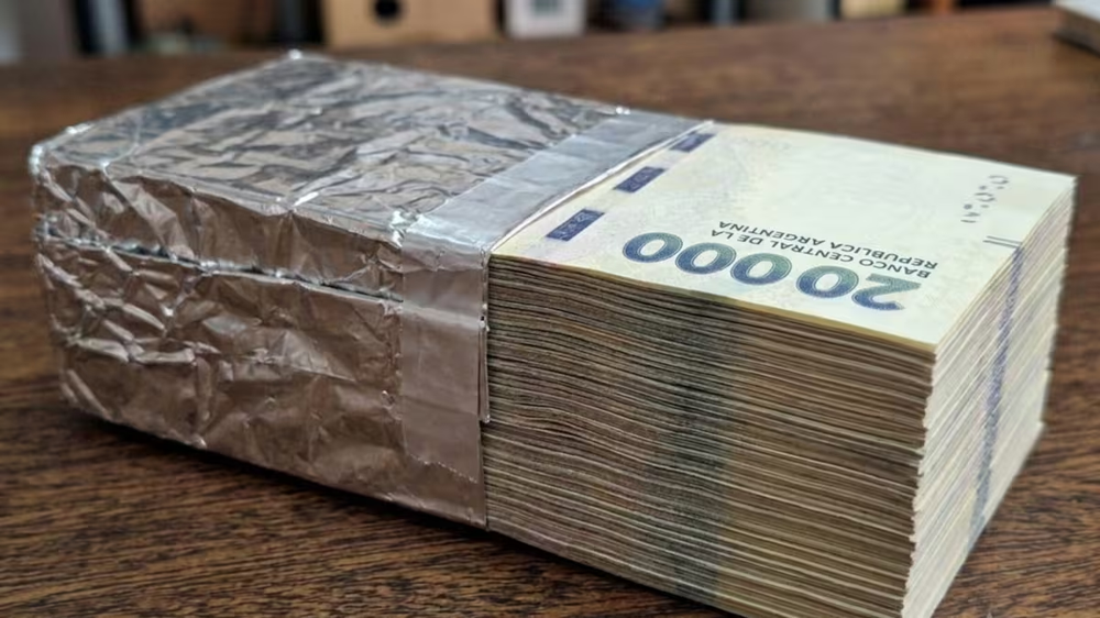 Billetes con papel aluminio.