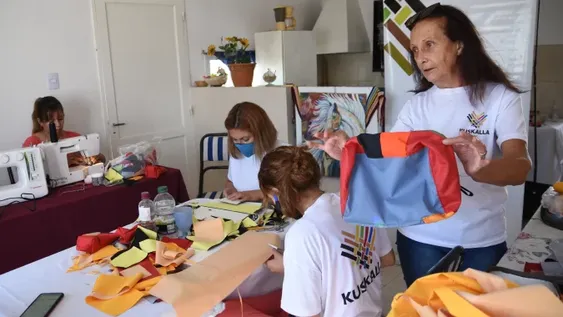 Salieron adelante haciendo bolsas con retazos y ahora exportan a Australia