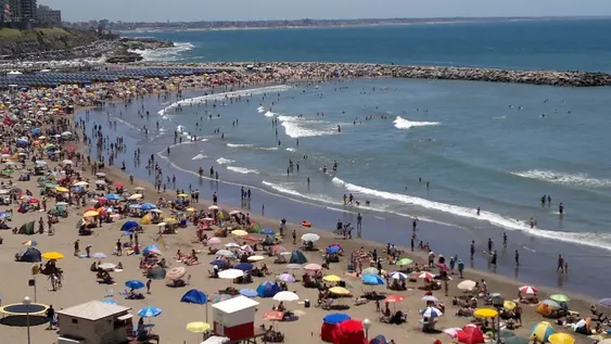 Gollán puso en jaque el verano: “Es inimaginable miles de personas en la costa sin una vacuna”