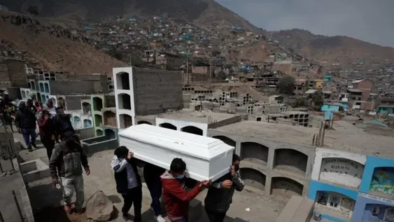 Perú registró su mayor récord de muertes diarias por Covid-19