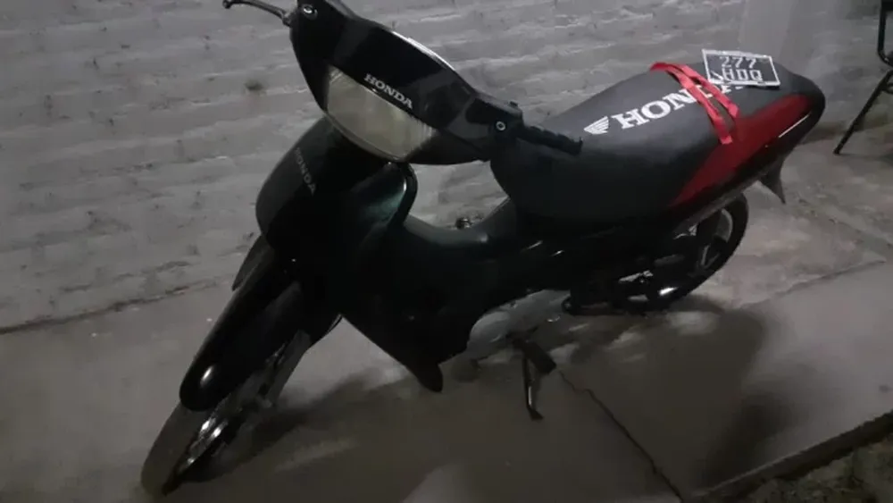 Un motociclista festejó su triunfo antes de tiempo y lo pagó caro