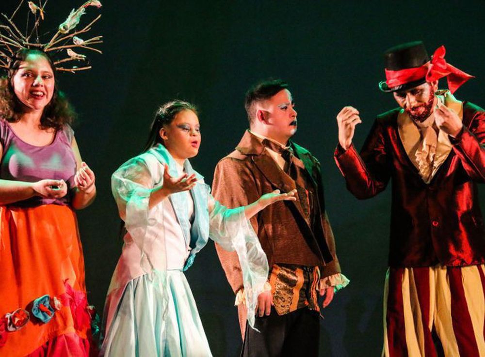 ACCIÓN. El elenco de Grupo Artístico Inclusivo Teytekia ya ensaya la puesta en escena de la obra de teatro La isla.