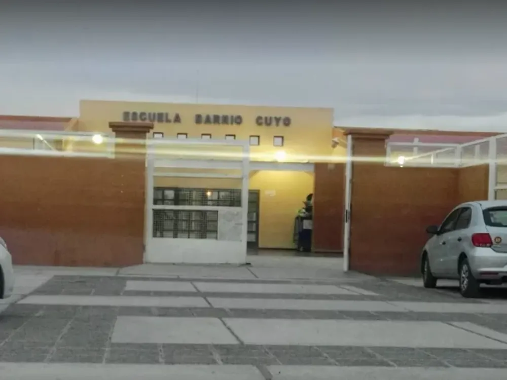 Tres chicas se pelearon en la puerta de la escuela y una de ellas terminó en el hospital