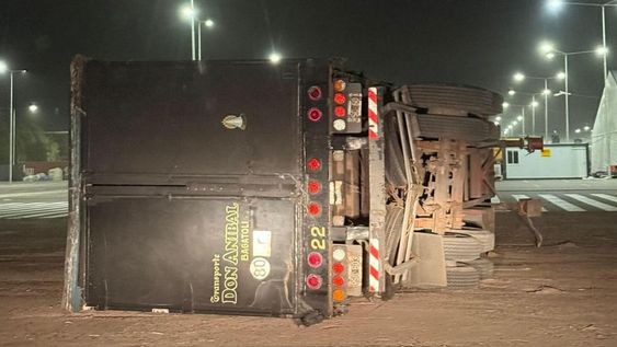 Las fuertes ráfagas del viento Zonda hasta volcaron un camión en el estacionamiento del Estadio del Bicentenario donde se realiza la Expo San Juan Minera.