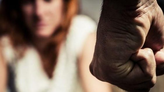 Amagó a marcharse pero volvió, en actitud violenta: zamarreó a su pareja y fue condenado