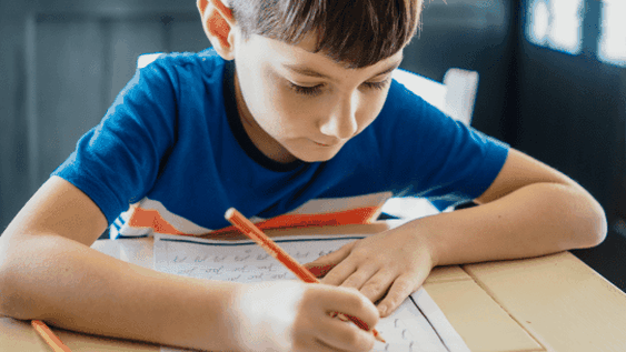 Polémico comercio: resuelven las guías de las escuelas a cambio de dinero