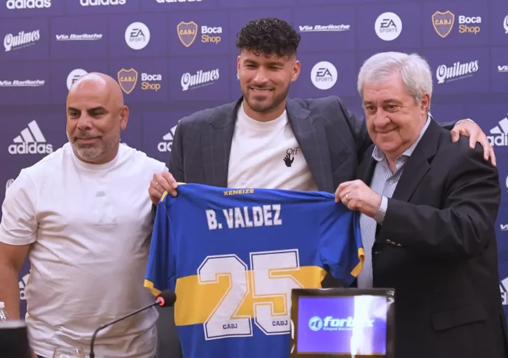 Valdez firmó y ya se calzó la camiseta