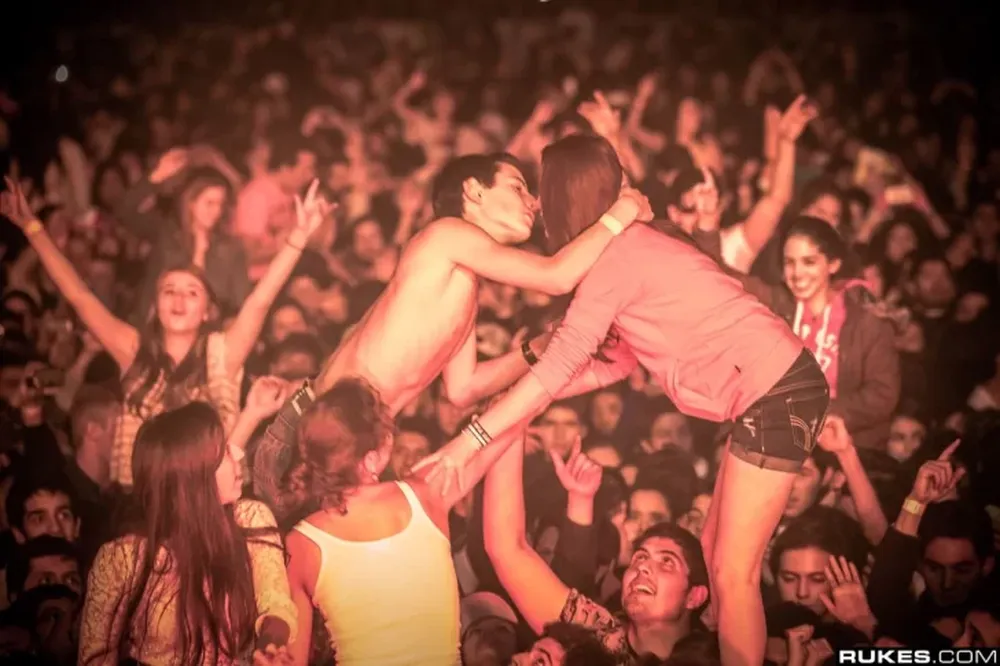 Buscaban a dos chicos que se besan en un recital de Los Redondos, pero era mentira