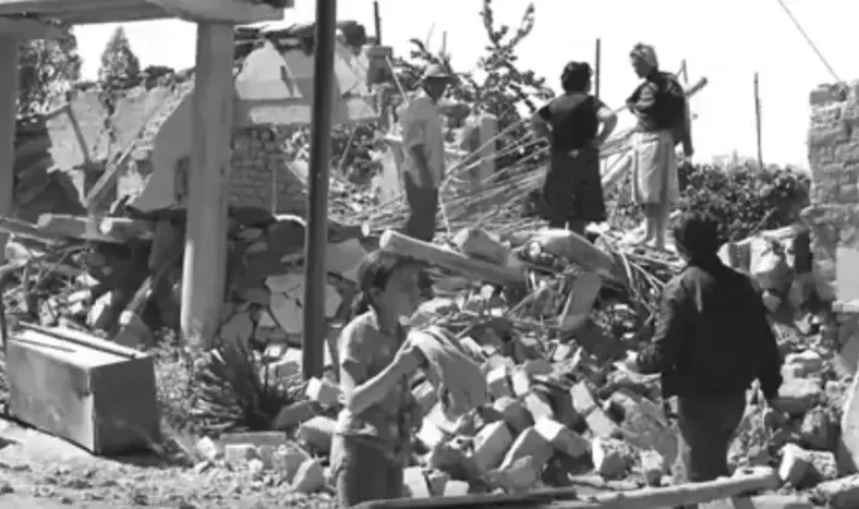 El terremoto del 23 de noviembre de 1977, cuyo epicentro fue en Caucete, destruyó casi todo a su paso: viviendas comercios bodegas, rutas, canales de riego entre tantas cosas. Pero sobre todo la pérdida de vidas humanas.