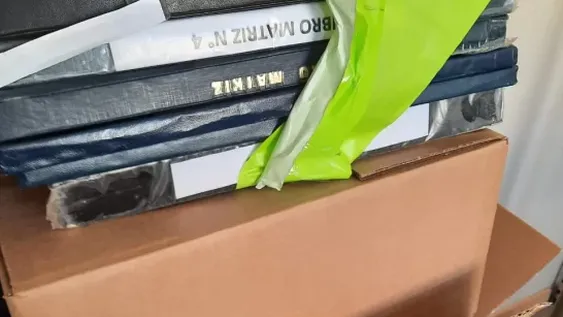 Detienen a la directora de una escuela por falsificaciones para que alumnos se gradúen