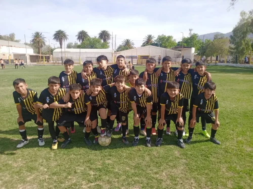Atenas de Pocito organiza un bingo para que 55 chicos puedan viajar a jugar un torneo de fútbol infantil en Mendoza