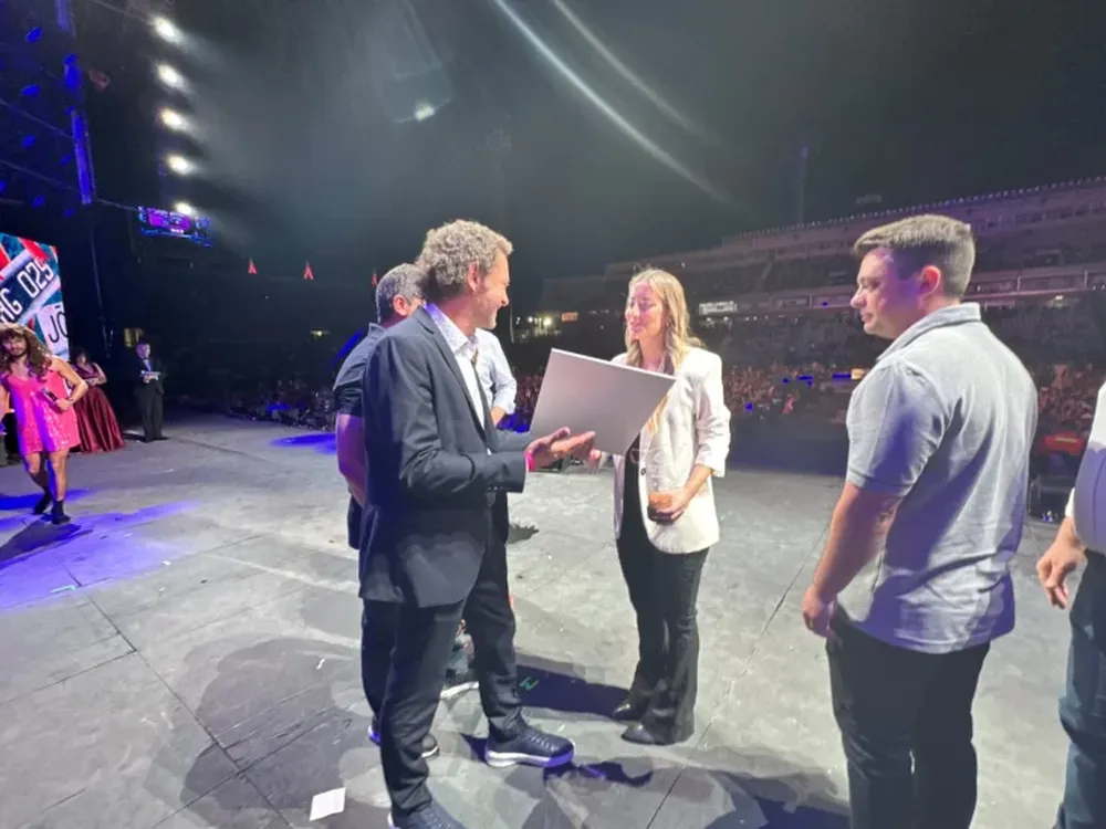 El gerente Comercial de DIARIO DE CUYO, Andrés Montes, entregó el premio a la Emprendedora del Sol.