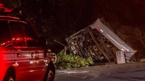 Un micro cayó a un barranco y dejó unos 15 muertos