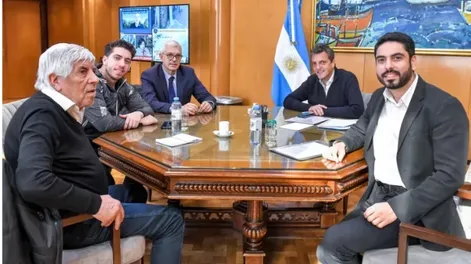 Massa recibió el apoyo clave de Hugo Moyano a su candidatura
