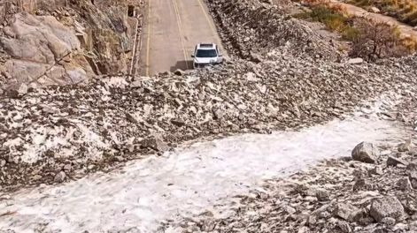 Piedras, barro y agua cubrieron completamente la calzada en el kilómetro 137 de la Ruta 41-CH.