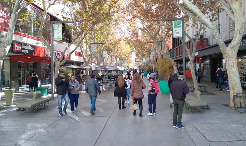 Buen movimiento en el microcentro pese al feriado provincial