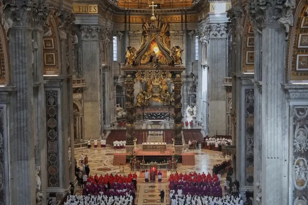 Las imágenes del traslado del papa Francisco a la Basílica de San Pedro