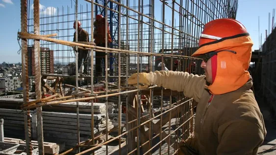 Según el Indec, la industria y la construcción cayeron hasta 5,2% en noviembre del 2019