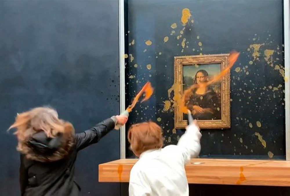 [VIDEO] Dos activistas arrojaron sopa contra “La Gioconda” en el Louvre