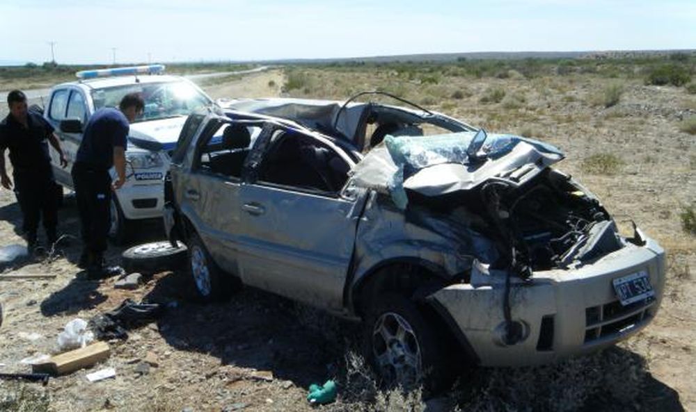 Iban de vacaciones y volcaron en Vallecito: una mujer grave