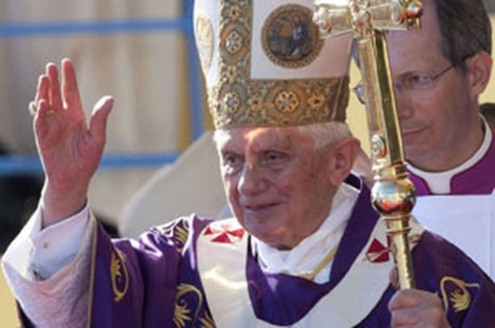 Benedicto XVI renunció por su “edad y falta de fuerzas”