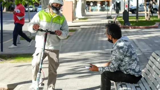 Con mamelucos celestes y hasta en las plazas, monitores controlarán las medidas