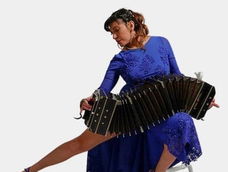 Mara Mansur, la bailarina de tango sanjuanina que subió al podio con su grupo femenino en Italia. Mara Mansur, la bailarina de tango sanjuanina que subió al podio con su grupo femenino en Italia.