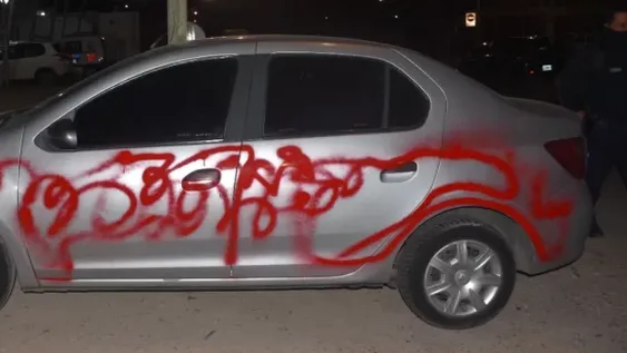Dos policías pintaron el auto de otro, por venganza