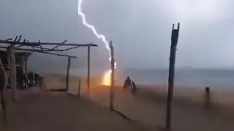 Tragedia en una playa de México: un rayo mató a dos personas cuando salían del mar