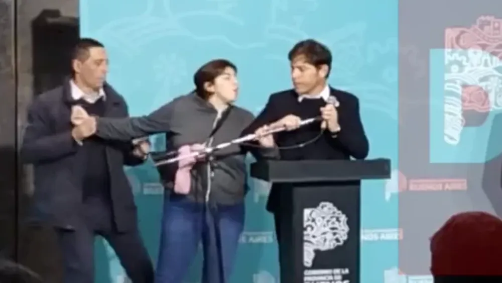 A los gritos y empujones, una mujer interrumpió el discurso de Axel Kicillof