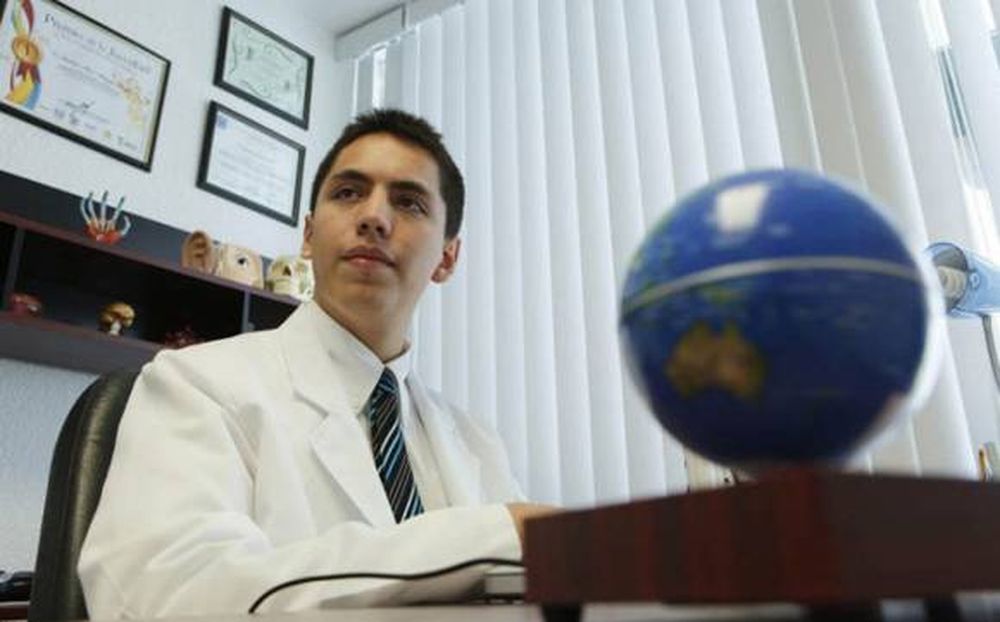 Con 16 años, será psicólogo y está por terminar medicina