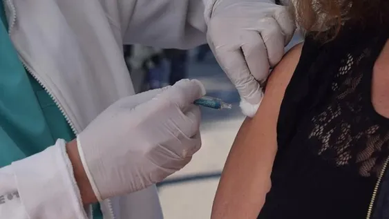 Mendoza comenzará a vacunar a empleados de supermercados y mayores de 45 años