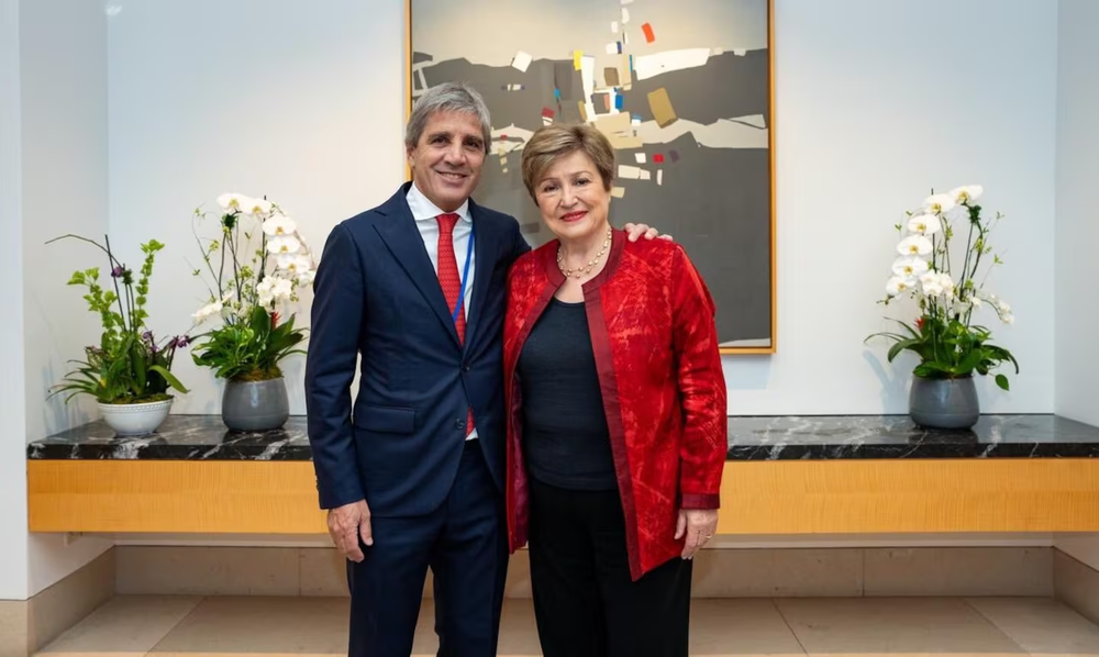Luis Caputo y la jefa del FMI, Kristalina Georgieva.&nbsp;