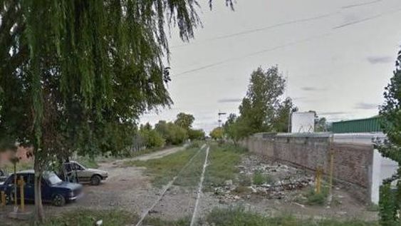 Su auto se detuvo justo sobre las vías y se salvó de milagro de que lo arrollara el tren