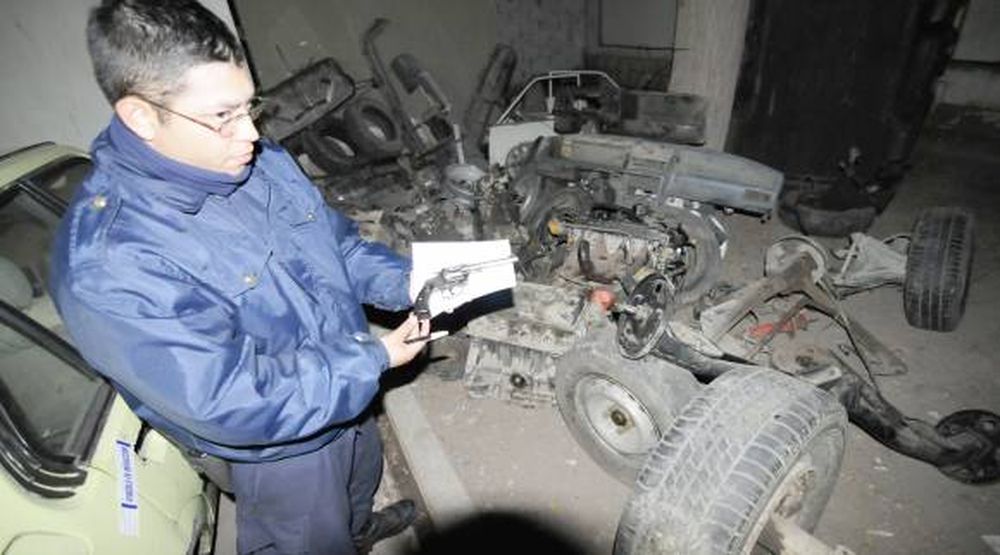 Van por un robo y descubren un desarmadero clandestino