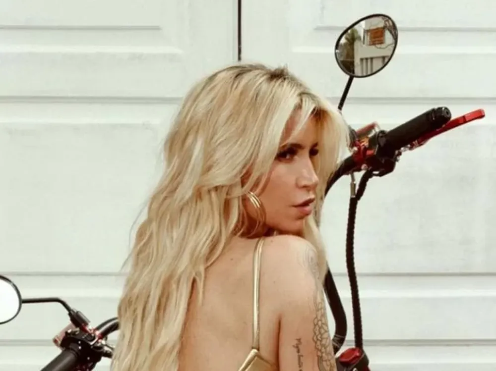 Florencia Peña mostró su famoso “hilo rojo”