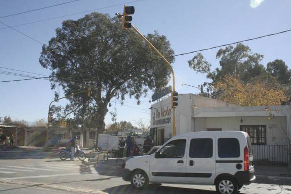 Quejas por semáforos mal ubicados en un cruce de Chimbas