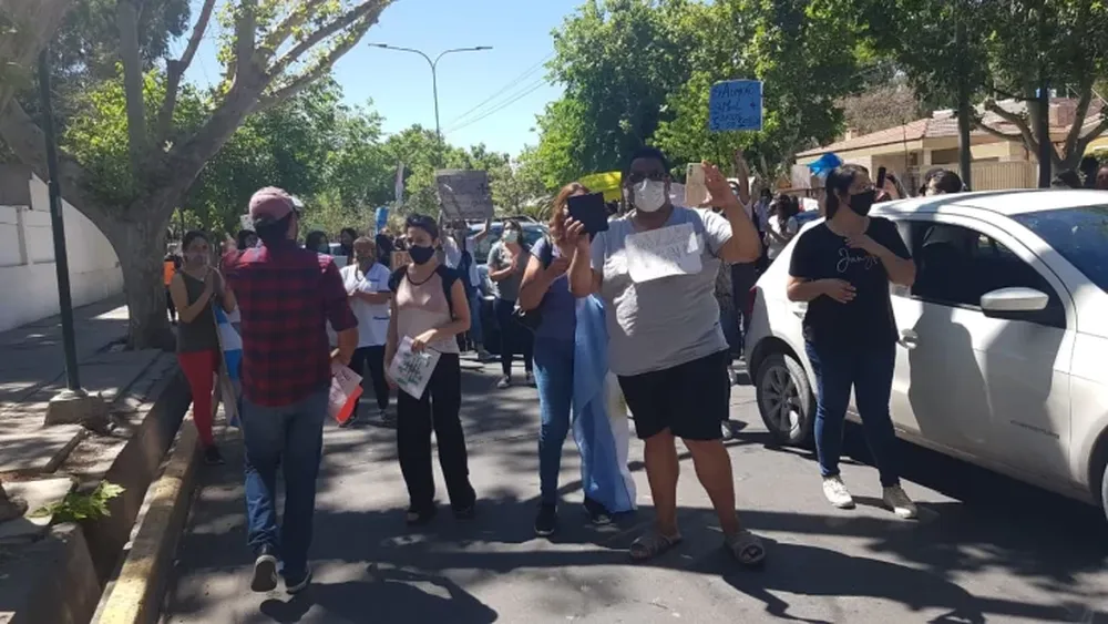 Enfermeros marcharon pidiendo mejoras en sus condiciones de trabajo y sus salarios