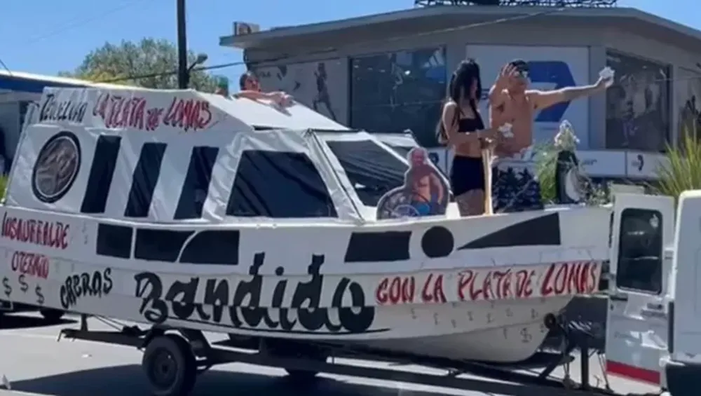 Un grupo de vecinos de Lomas protestó con una carroza en forma de yate: “Insaurralde devolvé la plata”