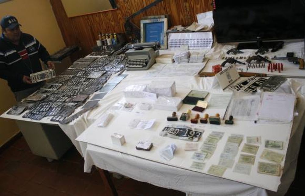 Cae banda y hallan armas por el negocio de autos robados