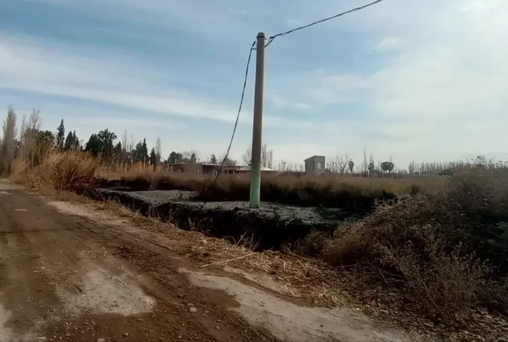 Vecinos de Médano de Oro sin luz por un incendio que quemó postes del tendido eléctrico