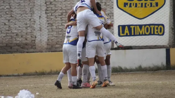 MONTAÑA MERENGUE, en el festejo del segundo tanto, el que anotó Camargo y le permitió a Colón dar vuelta el marcador y vencer a Trinidad 2-1.