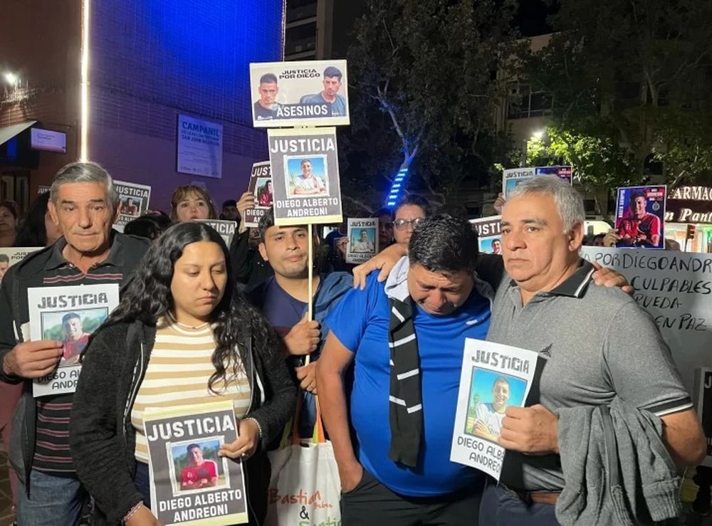 La familia de Diego Andreoni, pidiendo justicia al inicio de la causa.