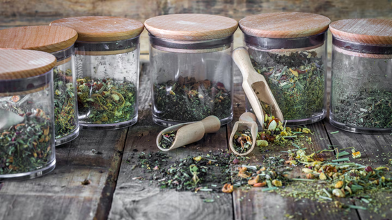las 11 hierbas aromaticas que podes cultivar en agua y crecen en pocos dias