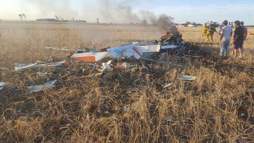 Cayó un avión en Córdoba: piloto y copiloto saltaron en paracaídas