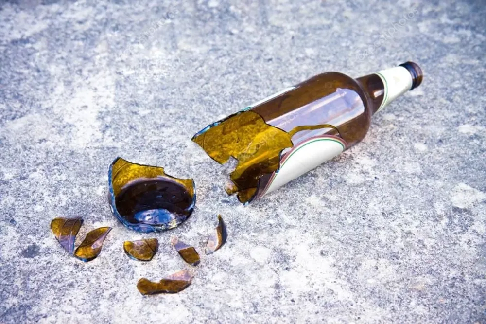 Una mujer le dio un botellazo en la cabeza a su hermano durante una fuerte discusión