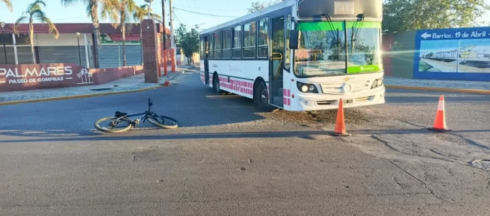 Una ciclista chocó contra un colectivo y terminó en hospital