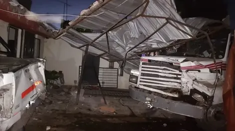 Mendoza: un camión se incrustó en una vivienda y sorprendió a una familia mientras dormía