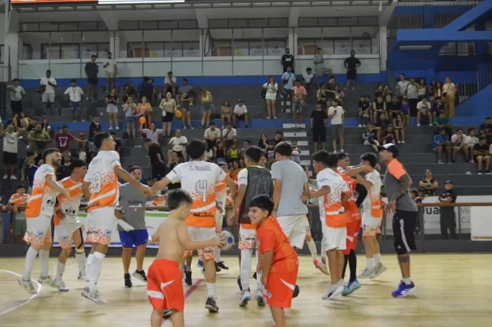 Campeones. Huarpes la pasó mal ante Barrios de Pie y en los penales pudo volver a festejar un campeonato.